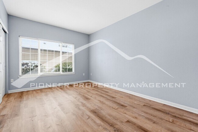 Building Photo - Spacious Condo with Washer/Dryer and Central AC