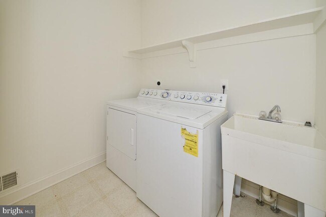 Building Photo - 855 Charwhit Ct