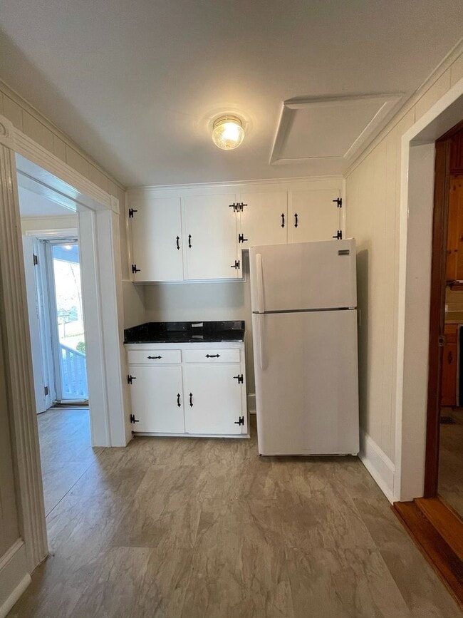 Building Photo - Huge Vintage Home in South Hill