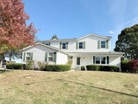 Building Photo - Stunning 5-Bedroom Home with Pool in Desir...