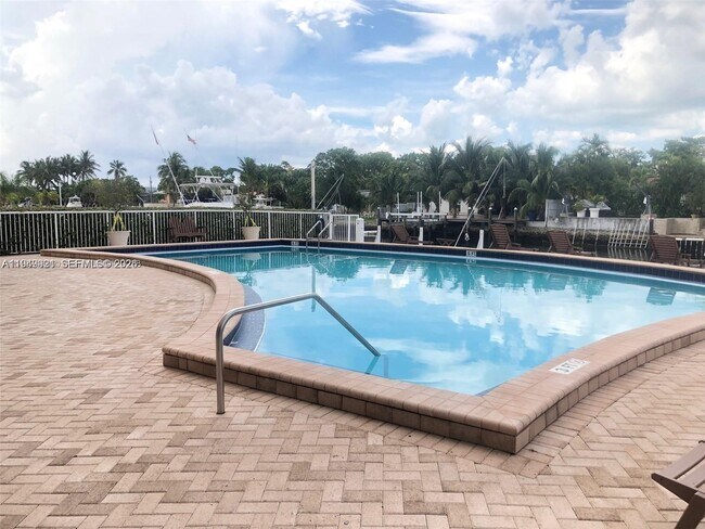 Building Photo - 2000 NE 135th St