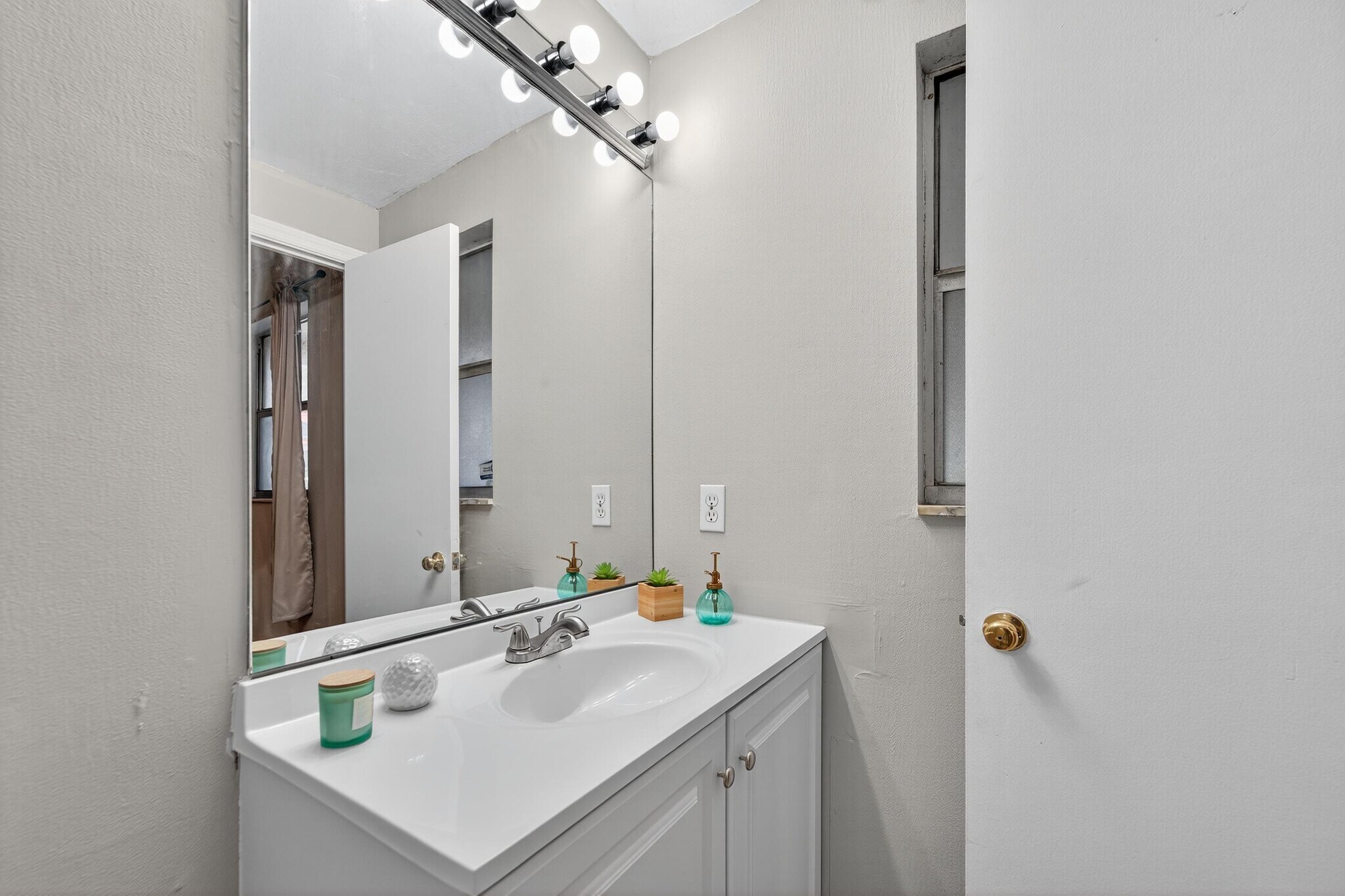 Building Photo - 1712 Village Ct