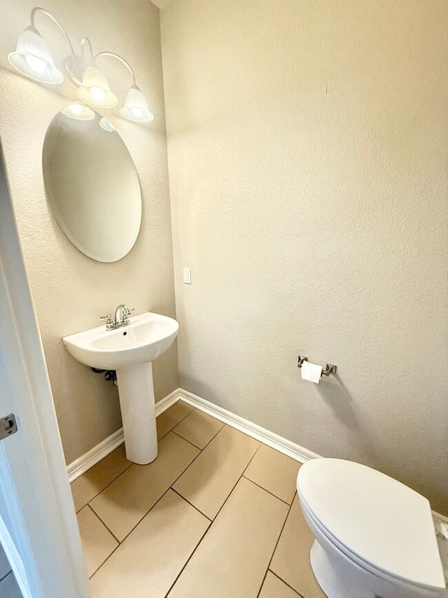 Building Photo - Luxury 3-bed, 2.5-bath!!