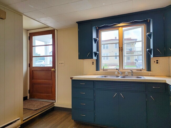 Building Photo - 984 W Main St