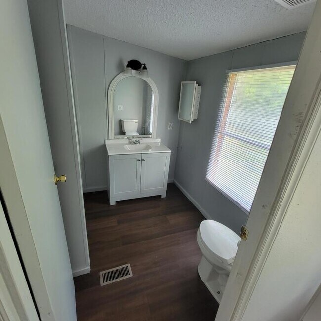 Building Photo - 1450 Broad St