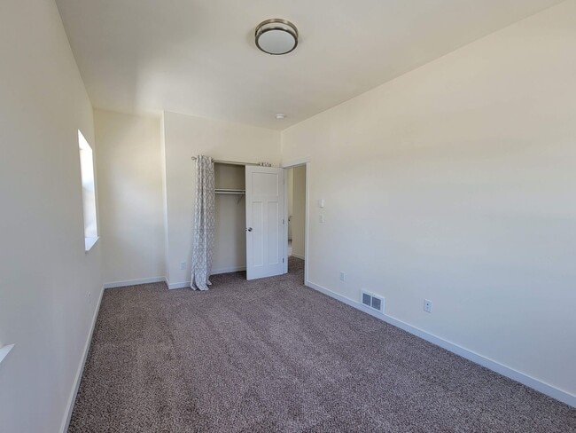 Building Photo - Remodeled, bright and spacious 3 bed close to ferries and base