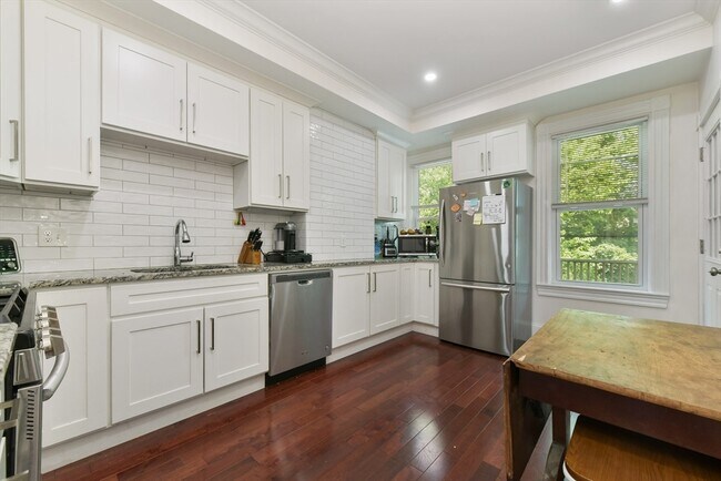 Building Photo - 530-532-532 E 6th St