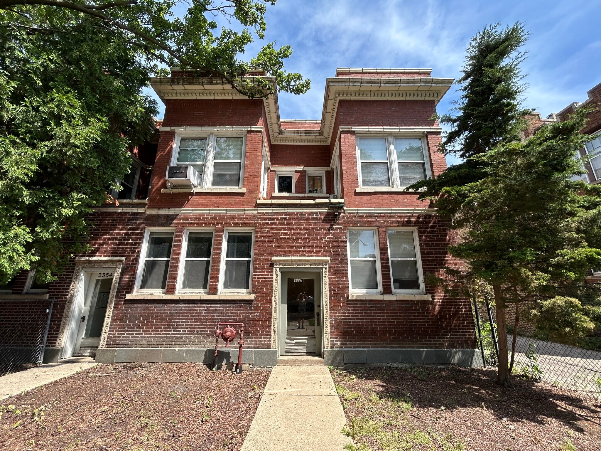 Building Photo - 2554 W Eastwood Ave
