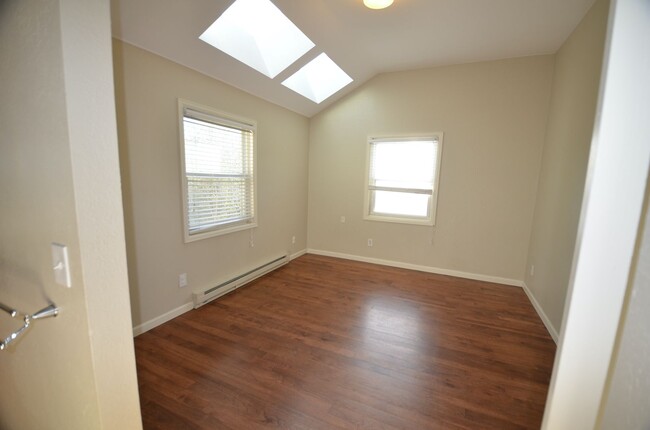 Building Photo - Great Location, Walk to Everything! Update...