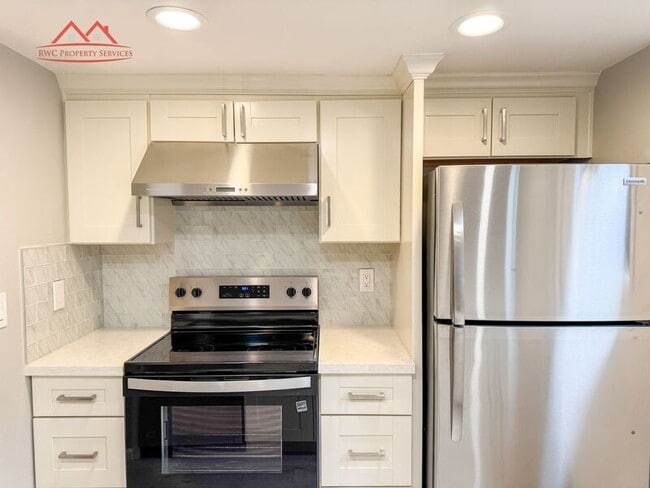 Building Photo - 236 Red Oak Dr E