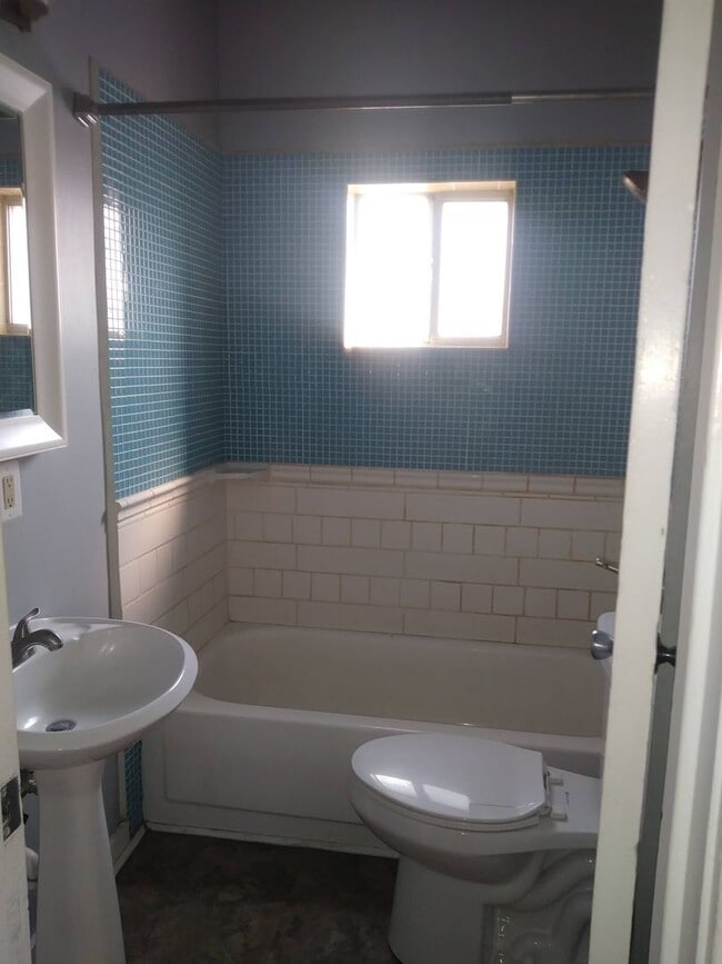Building Photo - 2 bedrooms, 1 bath, fenced yard near CNM, UNM