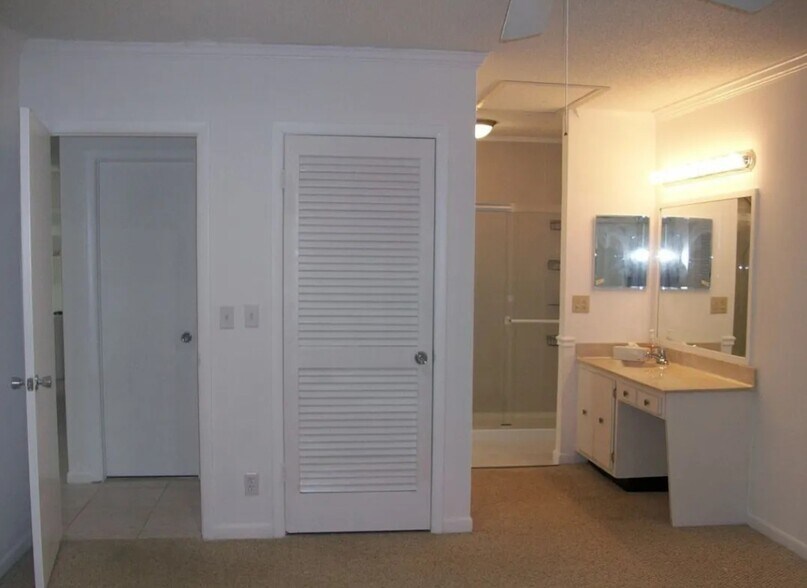 Building Photo - 8732 Bella Vista Dr