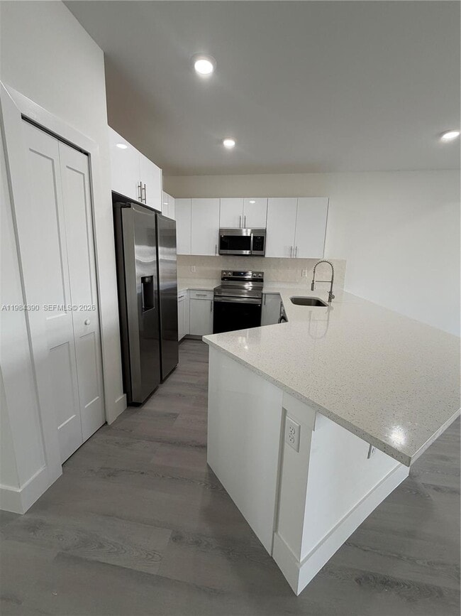 Building Photo - 723 Ivan Ave S