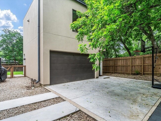 Building Photo - 1703 Dexter St