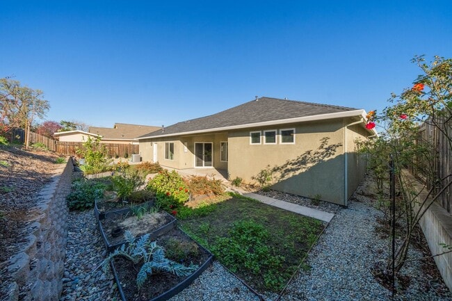 Building Photo - 3-bedroom, 2-bathroom home in great neighb...