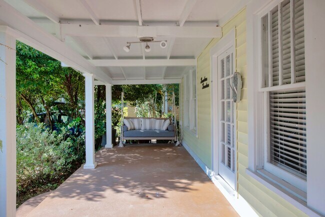 Building Photo - East Hill Cottage Available December 8th!