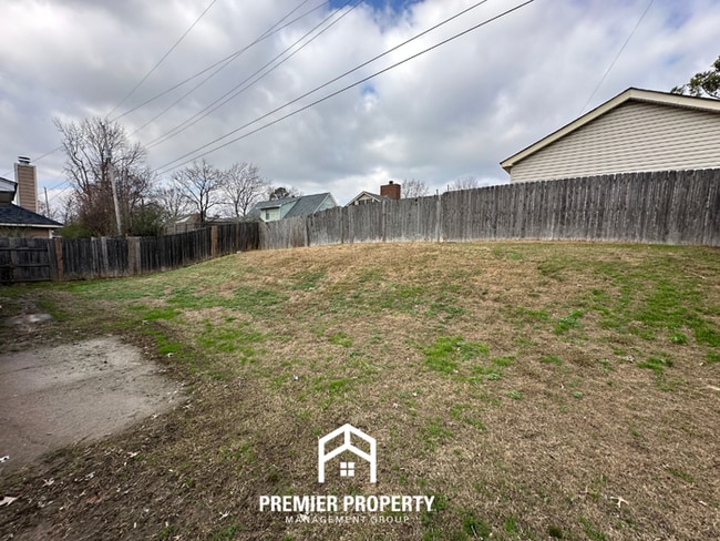 Building Photo - Cozy 3-Bedroom Memphis Rental with Brick Fireplace, High Ceilings & Fenced Yard