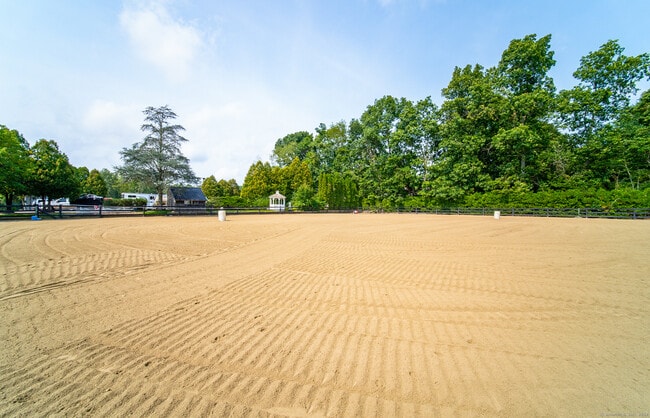 Building Photo - 558 N Roast Meat Hill Rd