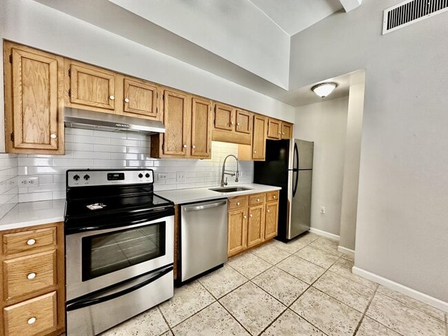 Building Photo - 229 N Poplar St