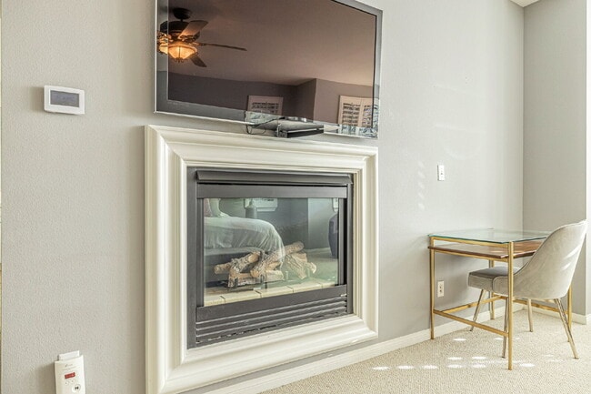 Building Photo - Refined Living in the Heart of Valencia