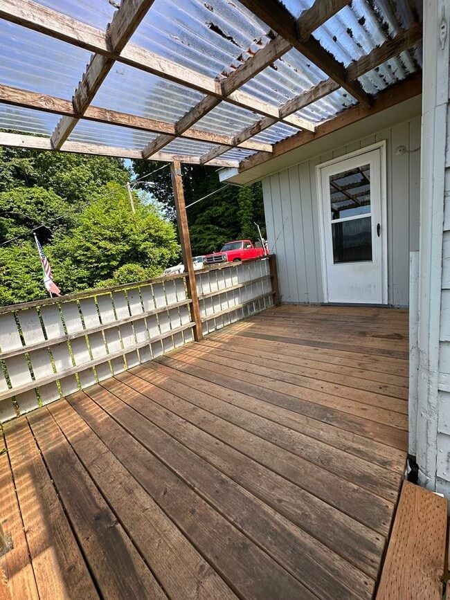 Building Photo - COMING SOON! - 3 Bed 1 Bath Home