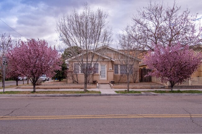 Building Photo - 902 Marquette Ave NW