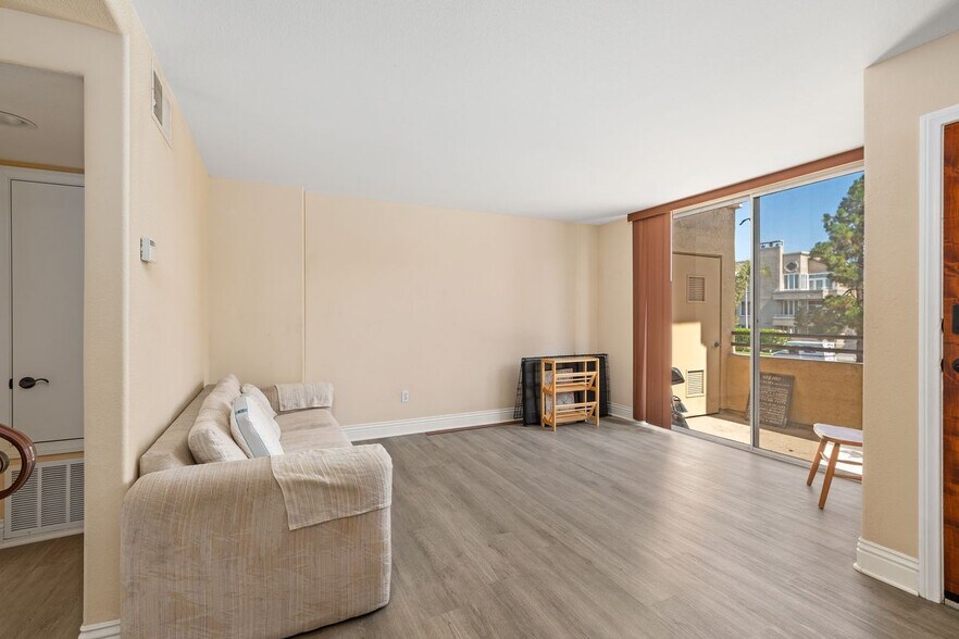 Building Photo - 3965 Nobel Dr