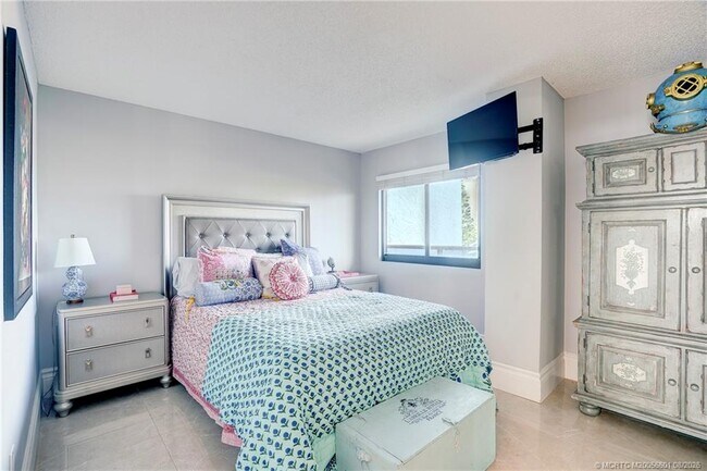 Building Photo - 10410 S Ocean Dr