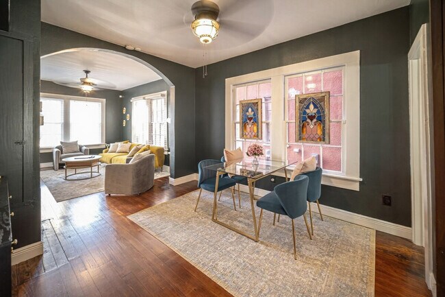 Building Photo - 309 King William St