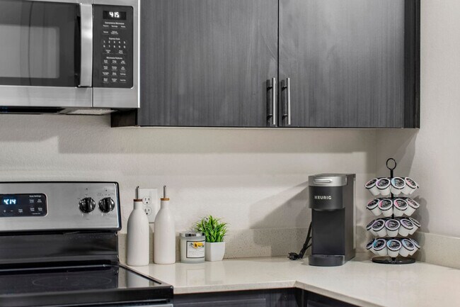 Building Photo - 711 W Broadway Rd