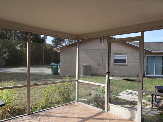 Building Photo - 2 Bed 1 bath Granite Countertops  Screen Porch Call Carole Arcaro Deltona Lakes Realty 386-216-4900