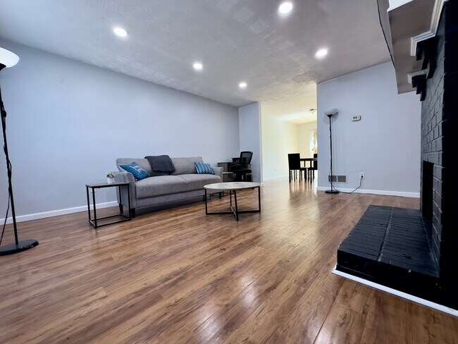 Building Photo - 805 Joseph Club Dr SW