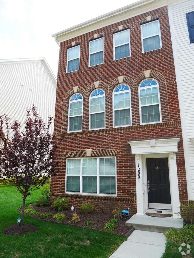 Building Photo - Stunning 3 Bedroom End Unit Townhome
