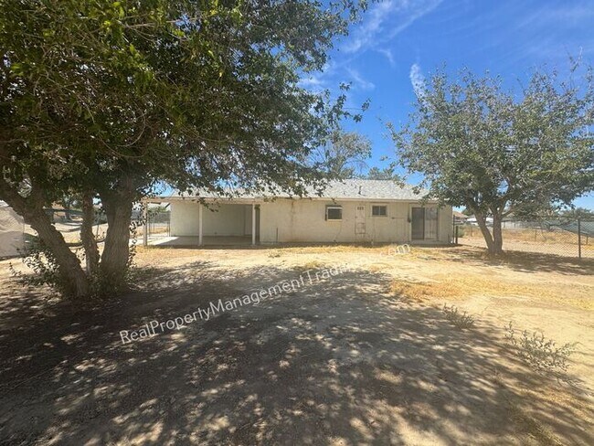 Building Photo - Large Lot 4 + 2 in Lake Los Angeles