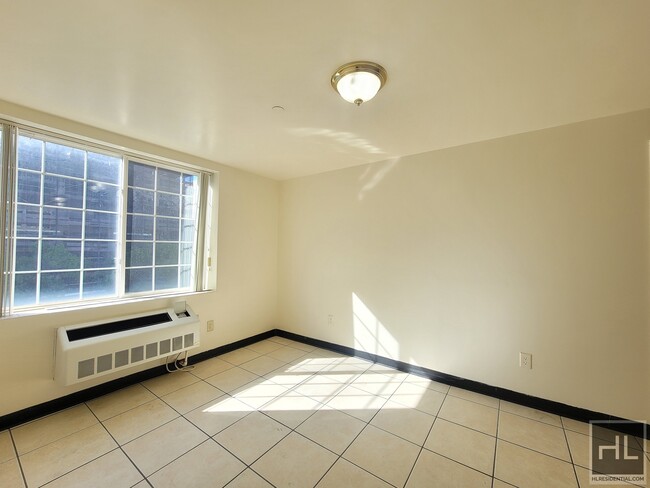 Building Photo - SHORT TERM/ 3 MO MIN on WINTHROP STREET