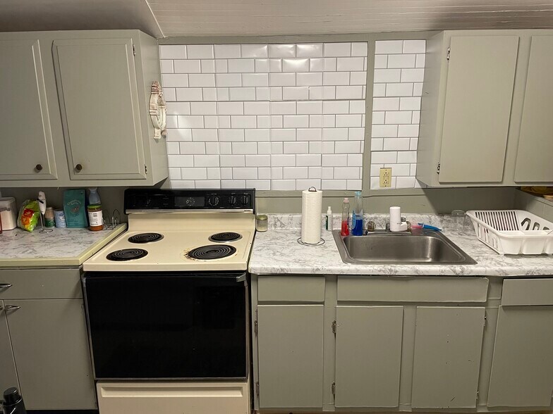 Building Photo - 168 W 8th St