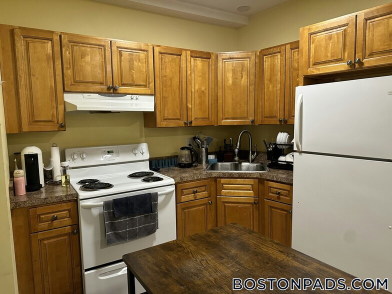 Building Photo - 55 Park Dr