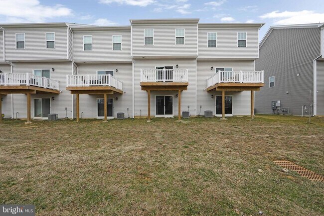 Building Photo - 272 Macoun Way