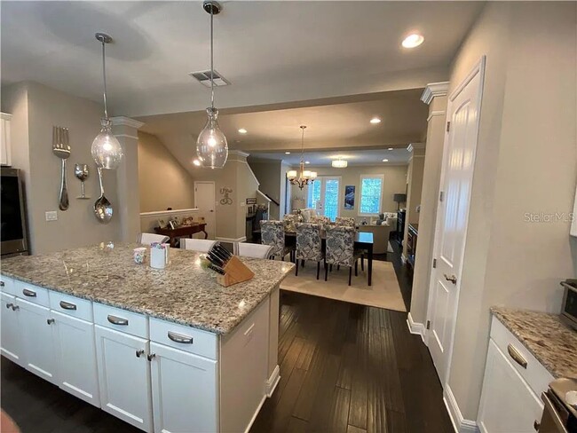 Building Photo - Large 3 Bed 3.5 Bath 2 Car Garage Townhous...