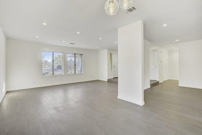 Building Photo - 312 N Alamo Dr