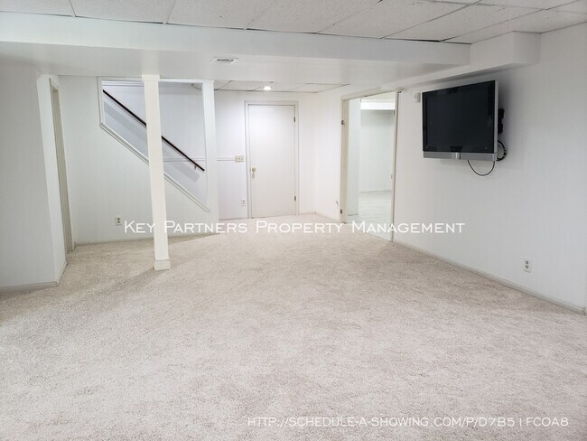 Building Photo - 8620 W 117th - SPACIOUS and Updated!