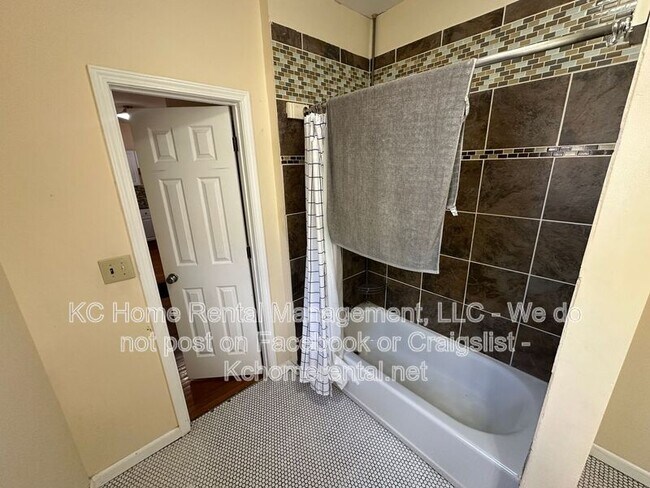 Building Photo - 2826 Harrison St