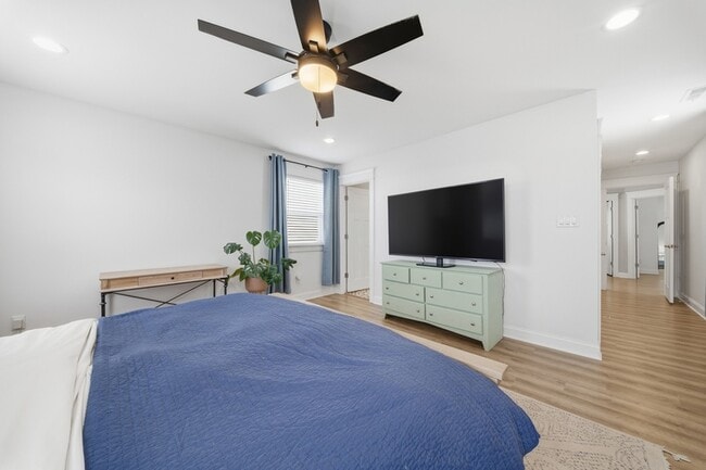 Building Photo - 9610 7th Bay St