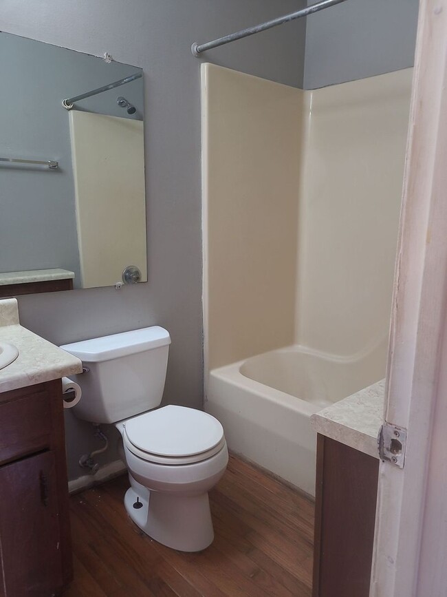 Building Photo - Now Available! 1 bedroom 1 bathroom in Ros...