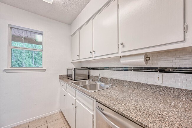 Building Photo - 8277 Kingsbrook Rd