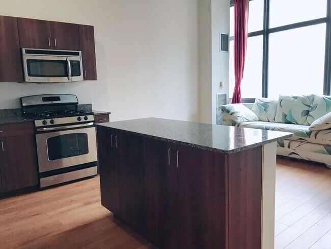 Building Photo - High floor 2b2b unit right by Westloop