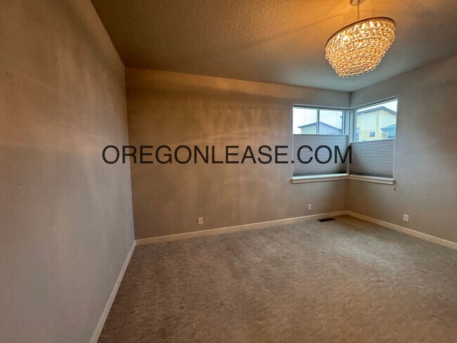 Building Photo - 3 Bedroom 3 bath Crescent village home