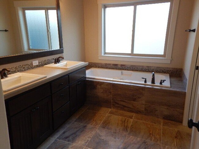 Building Photo - 5 Bedroom Beaverton Home!!!