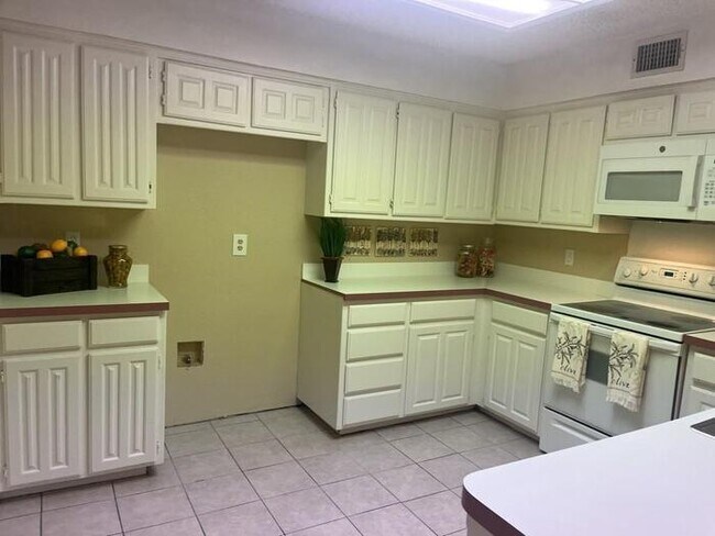 Building Photo - 6302 Meadowmere Ln