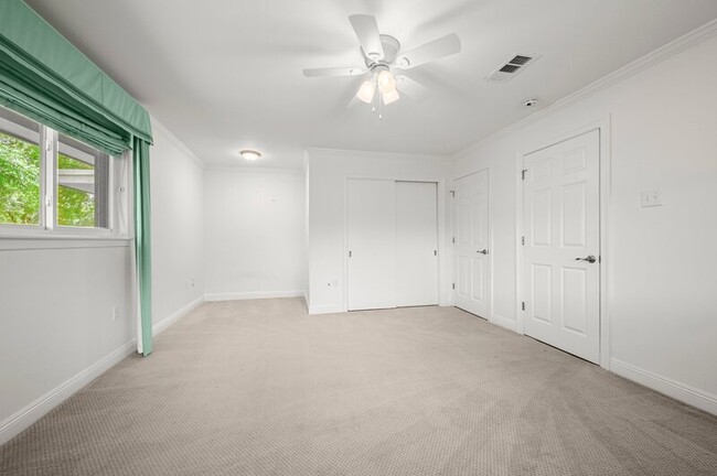 Building Photo - 5475 S Ridge Dr